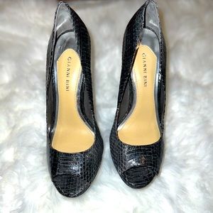 Like new!! Multi print Platform, peep toe Gianni Bini heels.